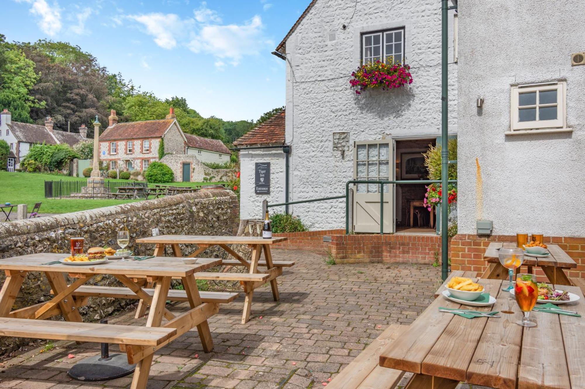 Tiger Inn - Catherine Eastdean Dış mekan fotoğraf