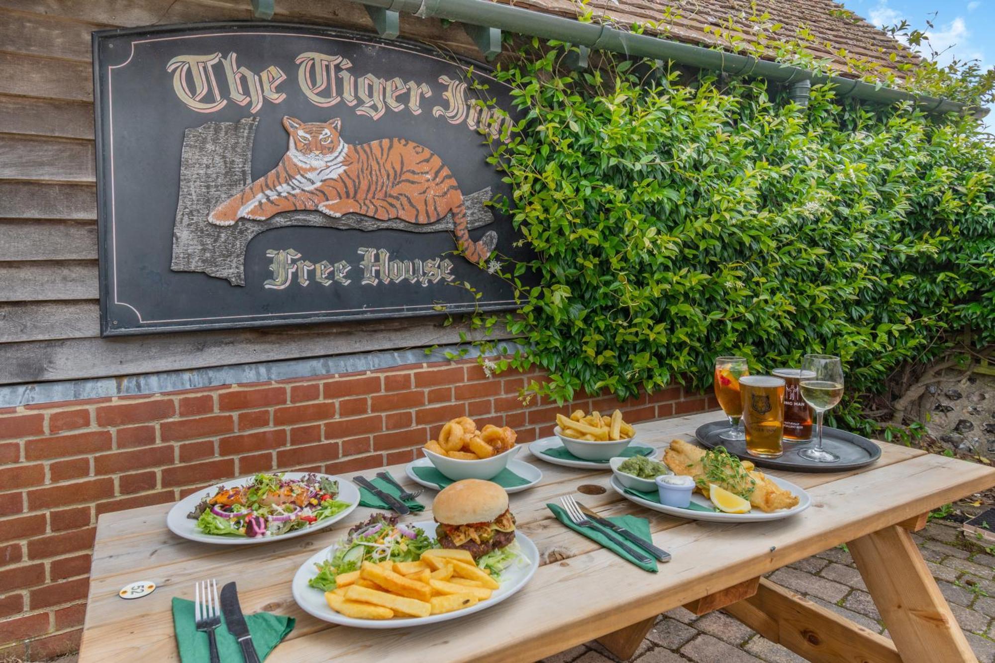 Tiger Inn - Catherine Eastdean Dış mekan fotoğraf